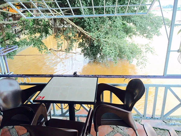 Quán cafe Thủy Sơn gần sông