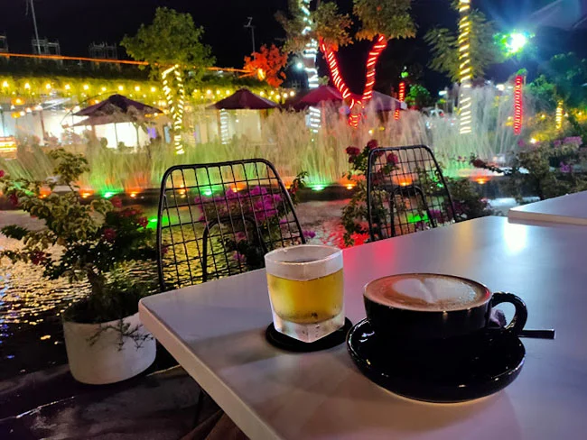 Uống cà phê tại Moka Garden Coffee