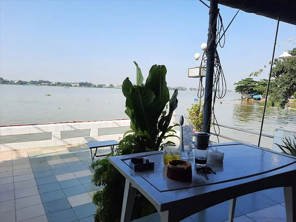 Uống cafe gần sông tại Biên Hòa