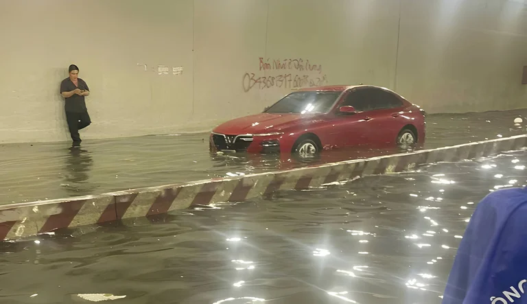 Hầm chui Tân Phong Biên Hòa bị ngập nước